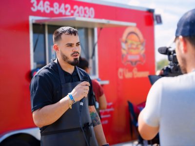 Entrevista al dueño de un puesto de comida en el PRC Festival.